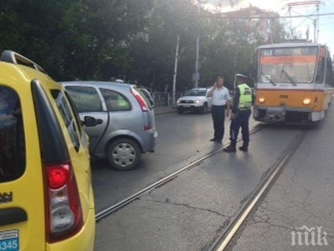 Такси и лек автомобил се сблъскаха в столицата, има ранени
