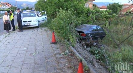 неизвестен шофьор паркира селски двор