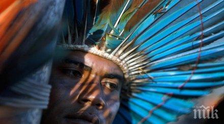 американски младеж дипломира пера главата