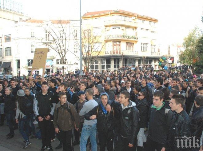 Две гимназии в Кърджали плашат с протести