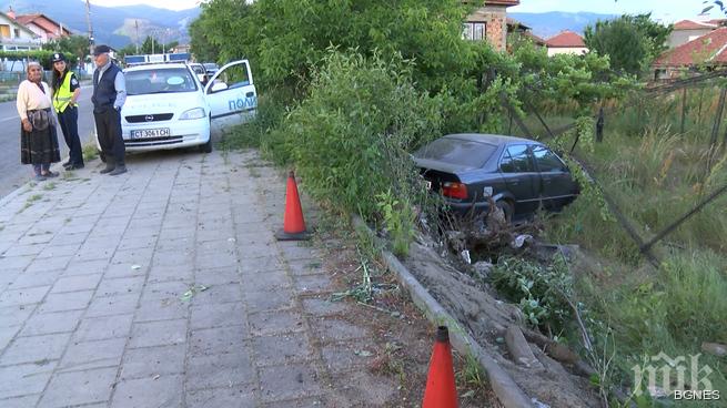 Неизвестен шофьор паркира в селски двор