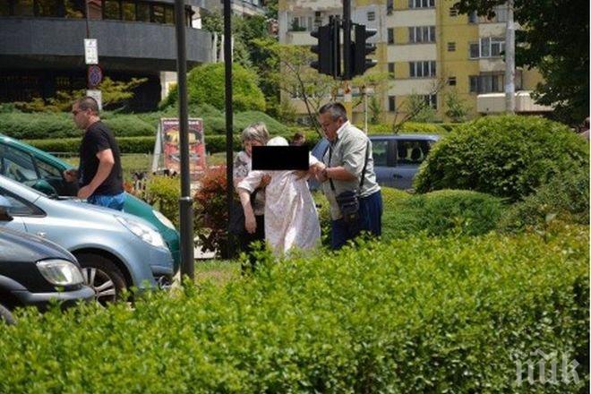 Вижте снимки от тежката катастрофа във Варна, при която автомобил помете трима пешеходци (обновена)
