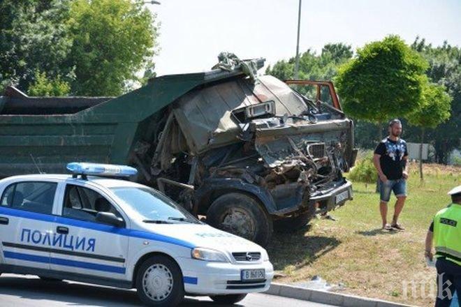 Зверска катастрофа във Варна! Камион се преобърна близо до Метро, смачкан е до неузнаваемост (снимки)