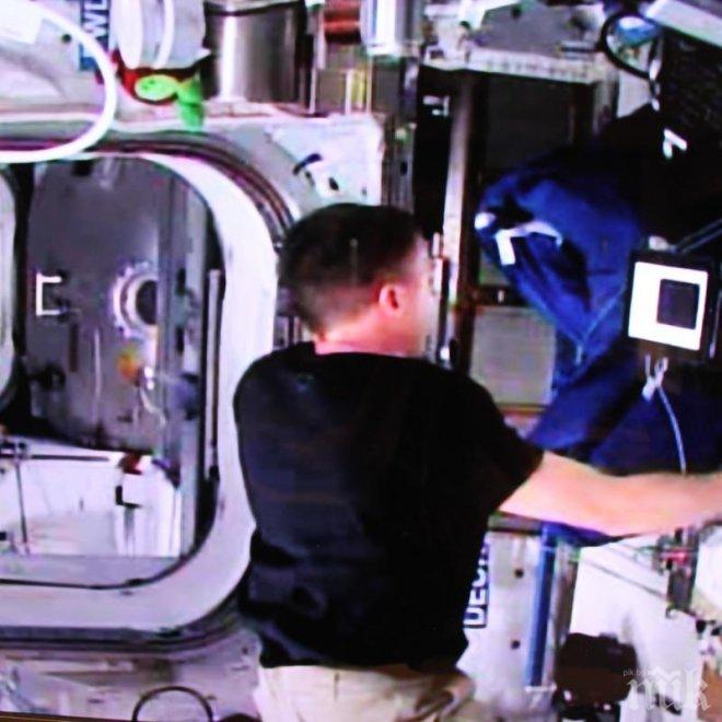 За пръв път човек в Комоса и човек на Земята стиснаха ръце