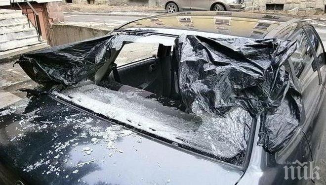 Среднощен екшън в Перник! Мъж вилня като обезумял - строши колата на жена, разби вратата на дома й, опита да я пребие