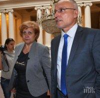 Има нещо гнило в предрешения избор на Димитър Радев за шеф на БНБ. Вярно ли е, че Кристалина и МВФ изнудват кабинета за номинацията му? Къде са в пасианса Костов, Прокопиев и Огнян Донев?