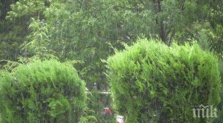 бедствено положение изтръгнати дървета цяла българия урагана снощи къщи зверски наводнени пороя