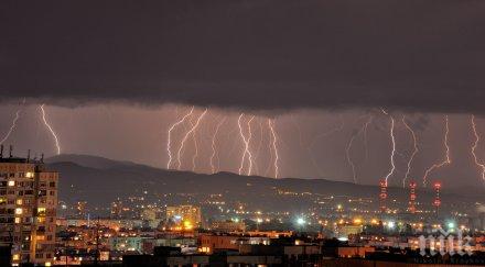 яка буря гръмотевици тресна софия вятърът поваля дървета