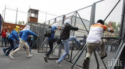 учители разгромиха партийни офиси мексико