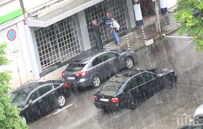 Отново аномалии! Жълт код в 19 области за гръмотевични бури и градушки