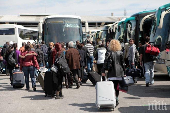 Туроператори масово нарушават закона и возят деца през нощта
