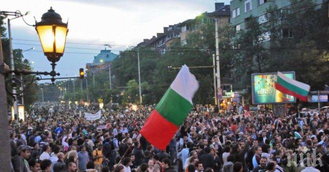Семейство се разведе заради протестите в София