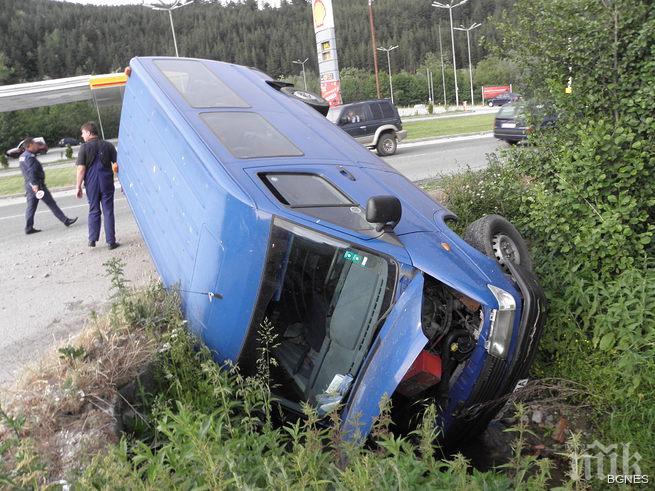 Микробус се обърна край Разлог, шофьор и 5-ма работници оцеляха по чудо