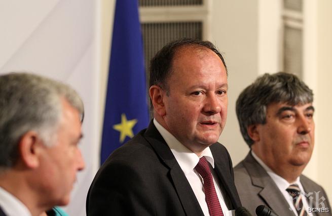 Миков: Управляващите да се стегнат и да поработят малко