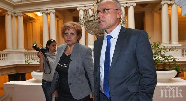 Има нещо гнило в предрешения избор на Димитър Радев за шеф на БНБ. Вярно ли е, че Кристалина и МВФ изнудват кабинета за номинацията му? Къде са в пасианса Костов, Прокопиев и Огнян Донев?