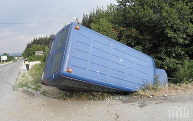 ПИК TV: Микробус се обърна край Разлог
