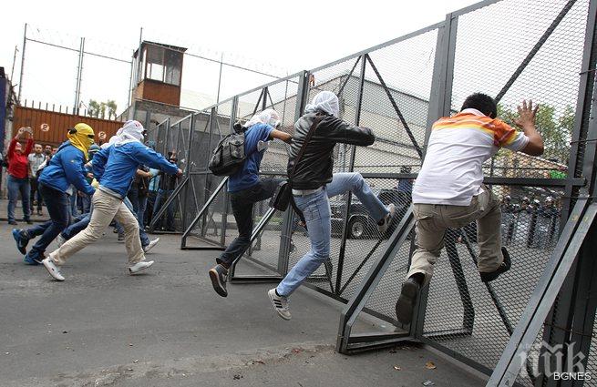 Учители разгромиха партийни офиси в Мексико