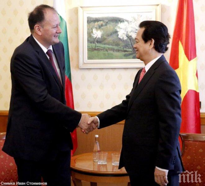 Миков на среща с премиера на Виетнам: Следим успехите ви под ръководството на комунистическата ви партия