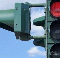 Светофар падна върху кола на оживено кръстовище във Варна