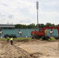 Започна цялостна подмяна на терена на 