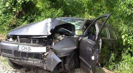 нова зверска катастрофа фолксваген заби стълб 100 двама жестоко потрошени снимки