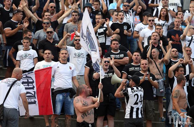 Фенове на Локо Пловдив в чужбина дариха тренировъчни консумативи за детски тим