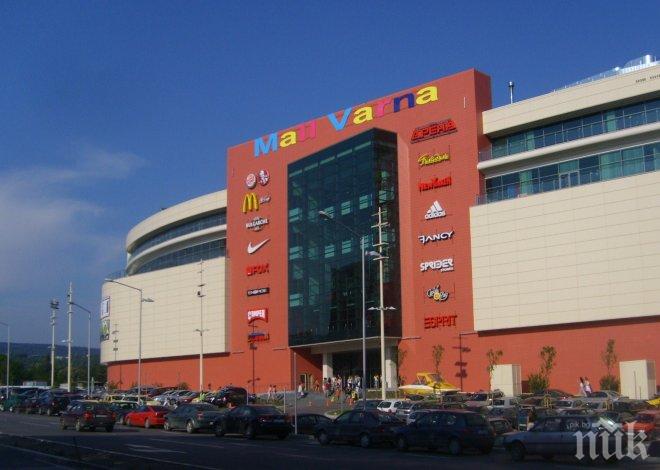 Потрес! Силният вятър бутна светофар, той се сгромоляса върху кола до мол Варна