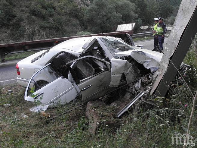 Мъж е тежко ранен след катастрофа в Кресненското дефиле