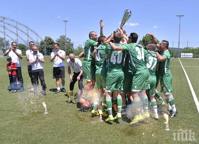 Юношите на Лудогорец вдигнаха шампионската купа след разгром над Монтана