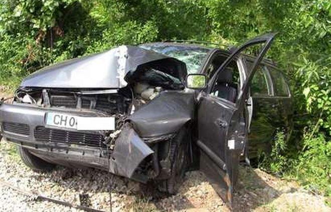 Нова зверска катастрофа! Фолксваген се заби в стълб с над 100 км/ч, двама са жестоко потрошени (снимки)