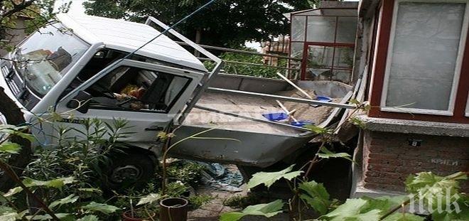 Зрелище! Камион се заби в къща в Крушовица