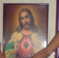 Мерзост! Циганки по гащи се чекнат пред икона на Исус (снимки)
