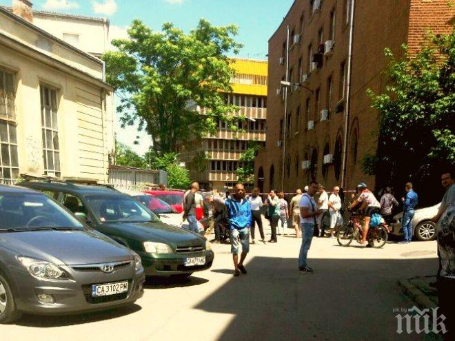 ПЪРВО в ПИК! Сигнал за бомба затвори сградата на Софийския районен съд
