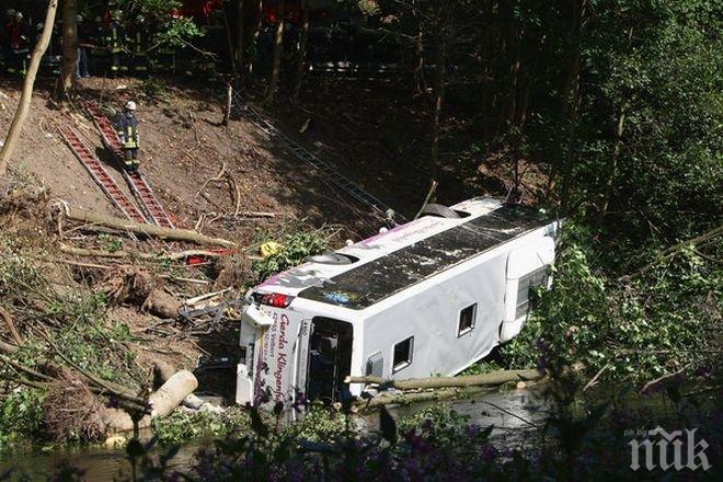 Автобус падна в пропаст в Китай, 11 души загинаха
