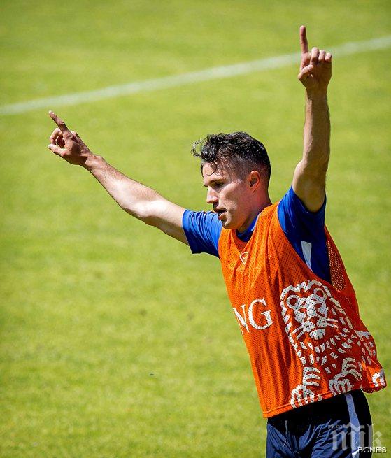 Лацио отрече за интерес към Ван Перси