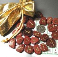 Алена гадае с магически руни бъдещето на България