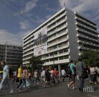 Зрелищен протест на гръцки левичари