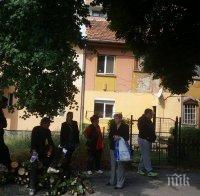 Граждани пазят с телата си липите в Перник