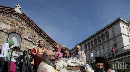 пик стотици съпроводиха чудотворната икона достойно есть