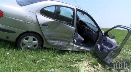 кола вряза автобус двама пострадаха