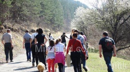 туристи цяла българия атакуват връх руй