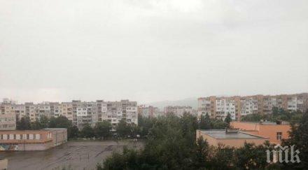 мощна буря изви софия светкавици раздират небето порой изсипва кварталите обновена