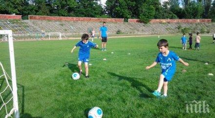 децата левски радват новото тревно покритие раковски