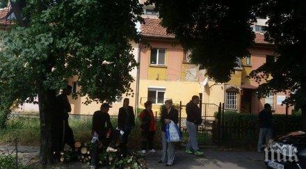 граждани пазят телата липите перник