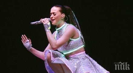 кейти пери стана лице мoschino