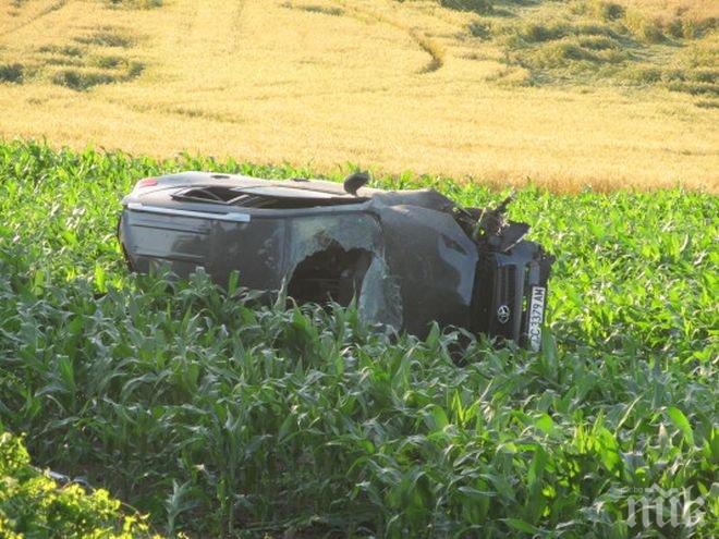 Вижте снимки от трагичната катастрофа на пътя Русе-Варна, при която млад шофьор погуби майка си и рани тежко баща си! (16+)