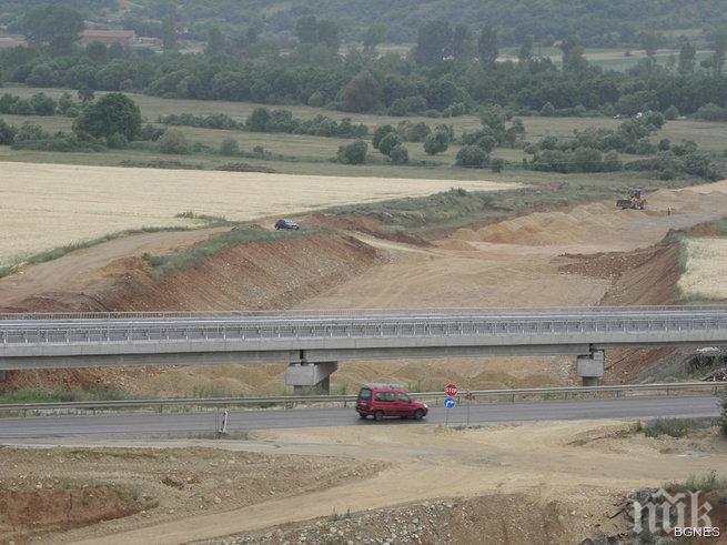 АМ Струма глътна римска вила, същото очаква и селище на 8 хилядолетия