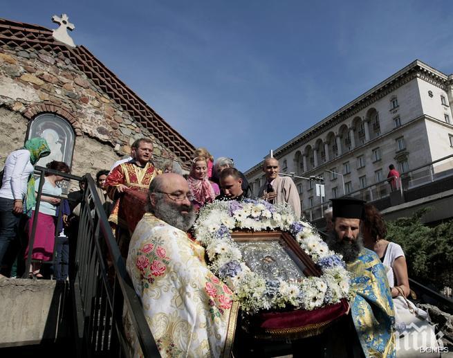 ПИК TV: Стотици съпроводиха чудотворната икона Достойно есть