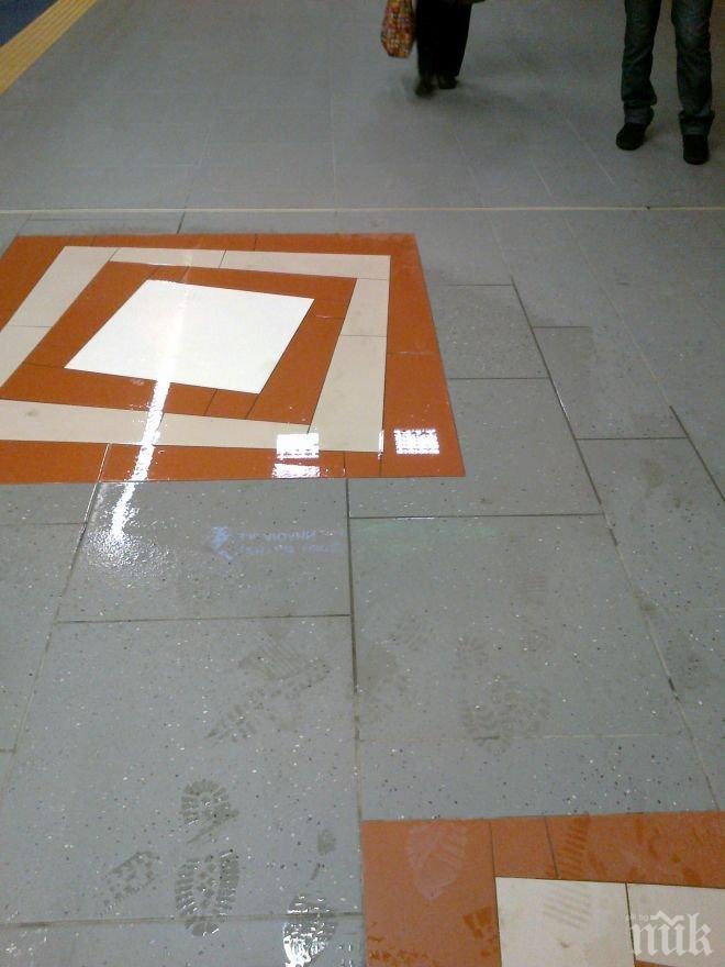 Една от новите метростанции протече