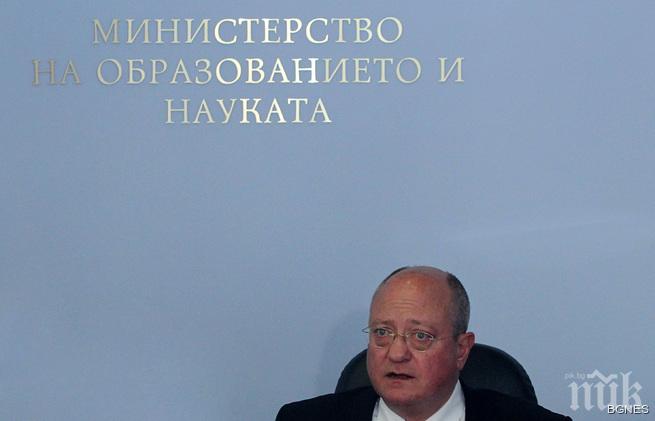 Министър Танев: Няколкостотин квестори са участвали в изнасянето на информация за матурите